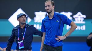 Escándalo y severa sanción: el ruso Medvedev fue descalificado del China Open tras golpear a un espectador