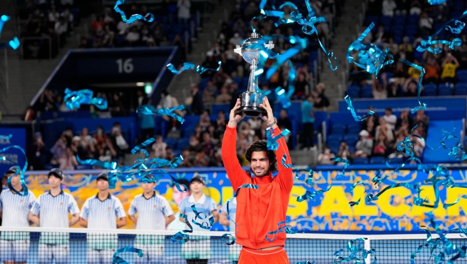 Charly alcanzó la línea de David Ferrer, entre los tenistas españoles. (AP(