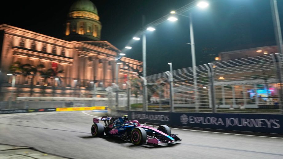Foto: AP. Un sábado para el olvido en Marina Bay. Primero, el abandono en la sprint, y luego el choque contra el muro. 