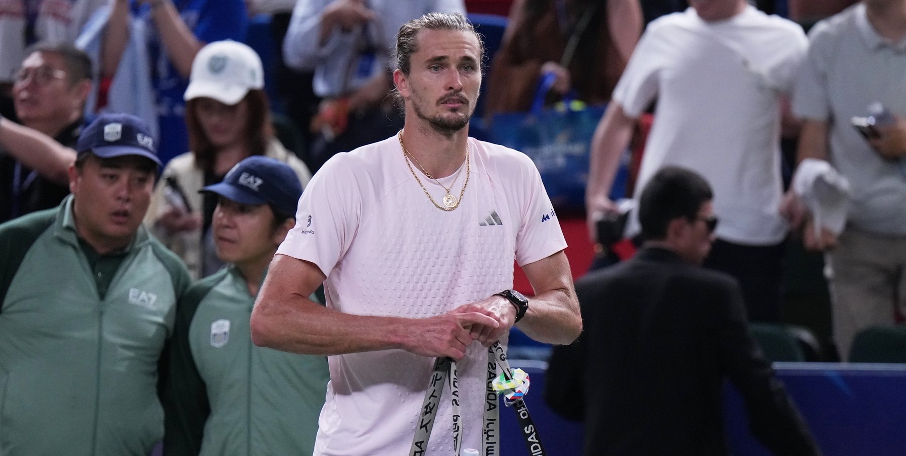 Zverev habla sobre su eliminación inesperada en Shanghái: "Soy un ser humano"