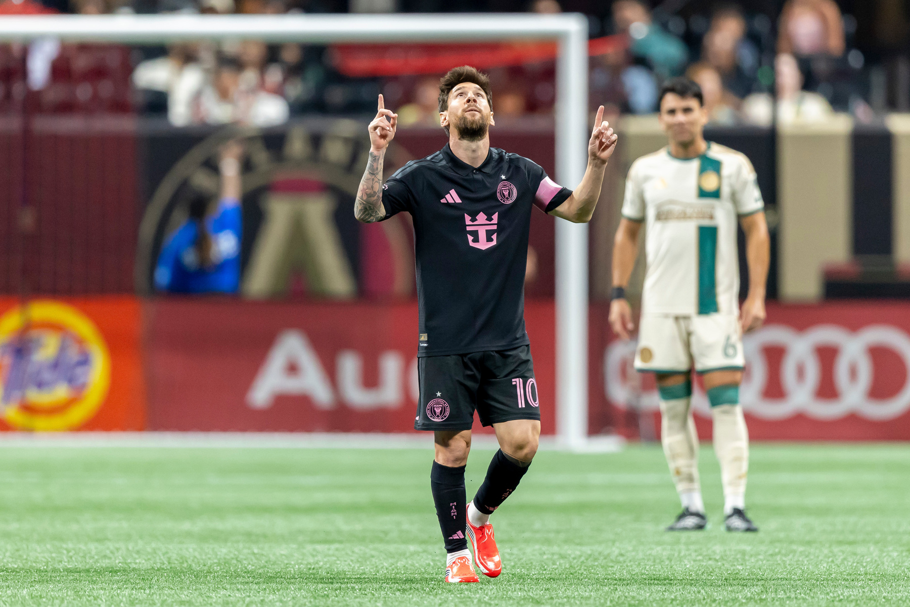 Lionel Messi brilla con doblete en el estadio donde destacó en el Mundial