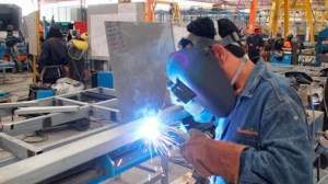 La industria, la construcción y el comercio retrocedieron en agosto y complican la recuperación económica