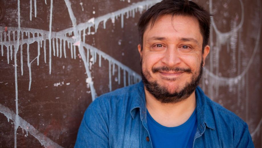 Hernán Casciari, el creador del universo Orsai estará en la Feria del Libro en Roca para el cierre de "Leer entre bardas"