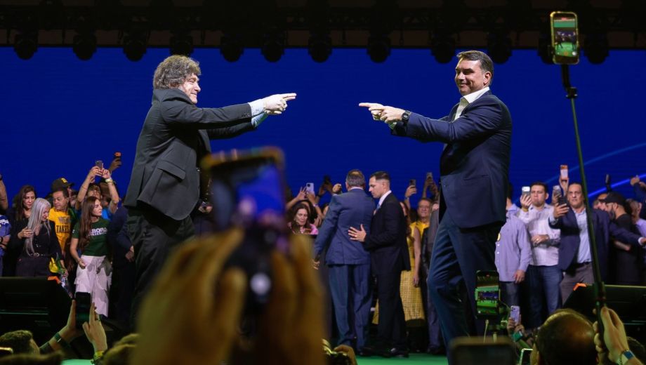 El presidente argentino dejó clara su preferencia en sus redes sociales, donde compartió una serie de posteos en favor del hijo del expresidente Jair Bolsonaro