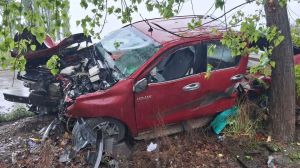 Grave vuelco sobre la Ruta 22 en el Alto Valle: dos heridos tras el despiste de una camioneta en plena lluvia