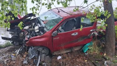 Grave vuelco sobre la Ruta 22 en el Alto Valle: dos heridos tras el despiste de una camioneta en plena lluvia