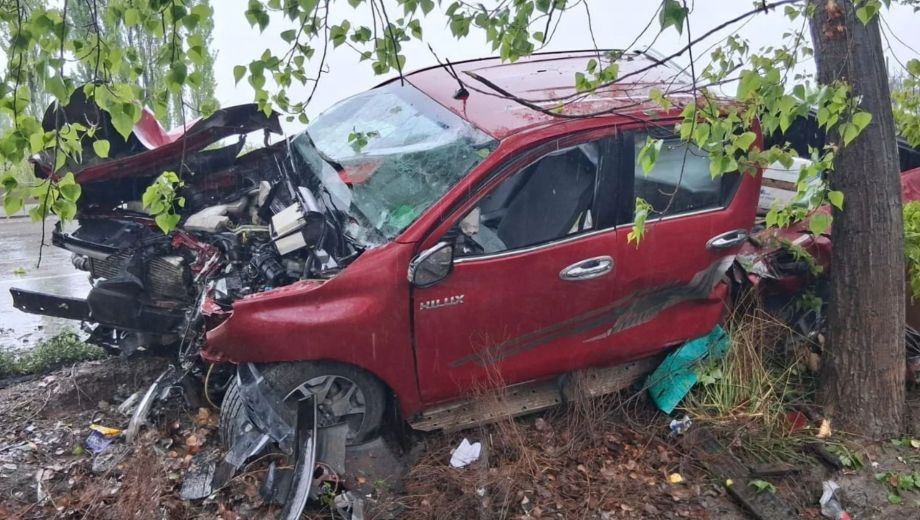 Según la información de testigos, la camioneta realizó maniobras al descender del sector del puente antes de salirse del camino y terminar sobre la banquina