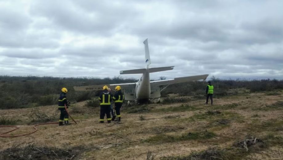 Los tres ocupantes resultaron ilesos tras el aterrizaje forzoso en el campo (Foto: gentileza)