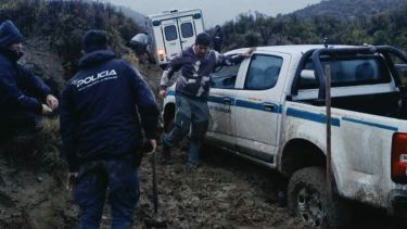 La lluvia y los caminos intransitables por el barro complicaron una emergencia en un paraje de Neuquén