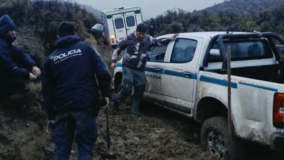 Personal del EPEN, policías  y cuerpo de Salud arribaron al lugar para la extracción de los vehículos (Foto: FM Patagonia)