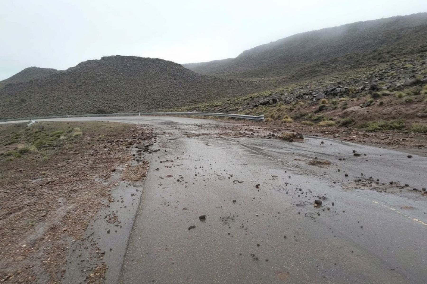 Inundaciones en la Ruta 40 de Neuquén generan cortes de tránsito