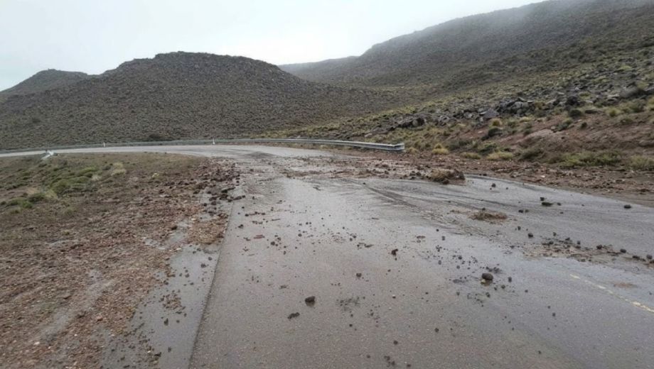 La presencia de agua y barro en el camino presenta un serio riesgo para los vehículos que circulen (Foto: VN)