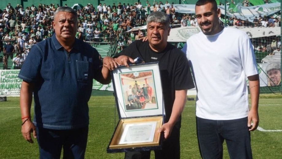 Claudio CHiqui Tapia junto a Hugo Moyano en la inauguración de una grada en el estadio del Club Camioneros (Foto: archivo)