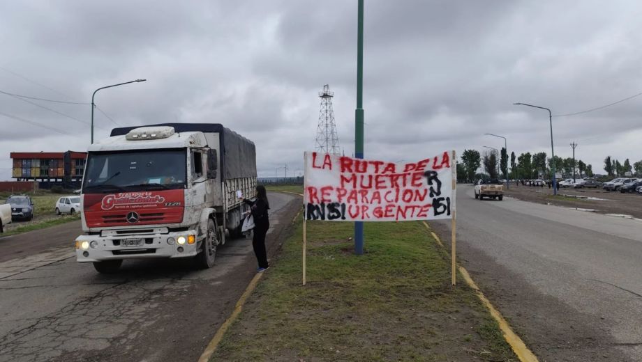 El corte fue organizado por vecinos de la localidad en protesta por el estado del camino (Foto: FM Alas-Miguel Suárez)