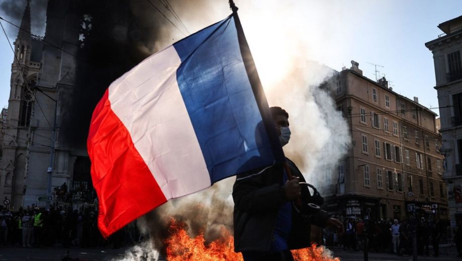 Francia vivió uno de sus peores episodios de violencia callejera de los últimos años, por las manifestaciones contra el encarecimiento de la vida y mejores condiciones educativas. (Foto: AP)