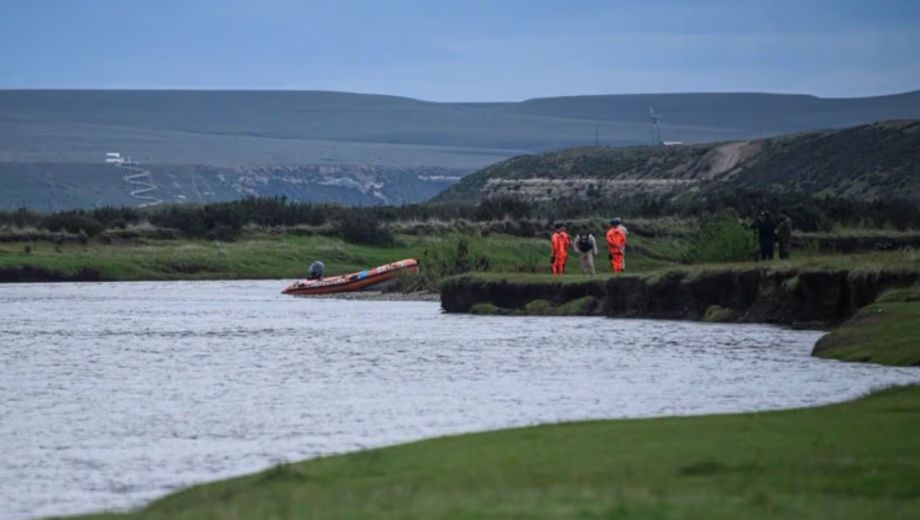 Los perros de rescate determinaron una posible zona donde se encontrarían los hermanos desaparecidos en el río Gallegos (Foto: Gobierno de Santa Cruz)