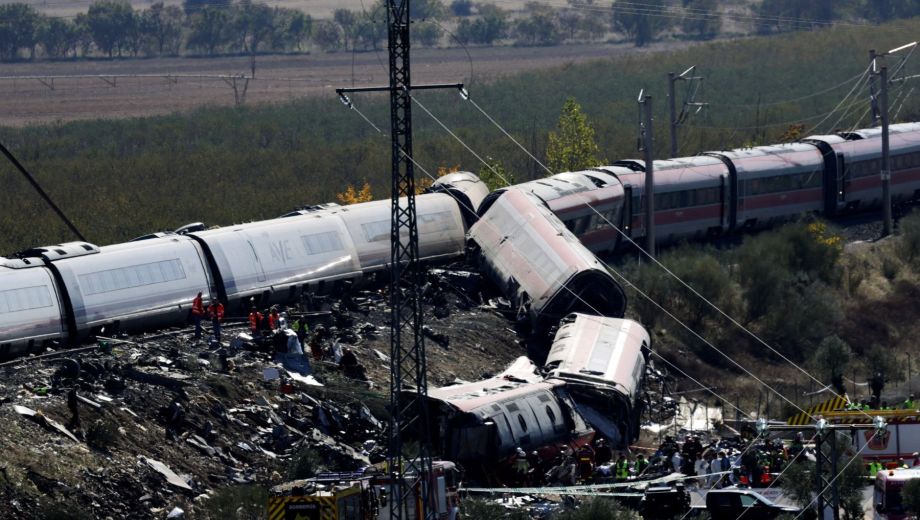 El accidente entre ambos trenes activó el protocolo de emergencia del país europeo (Foto: gentileza)