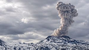 Actividades en un volcán de Chile cercano a Neuquén: una fuerte emisión generó una columna de 2000 metros de cenizas