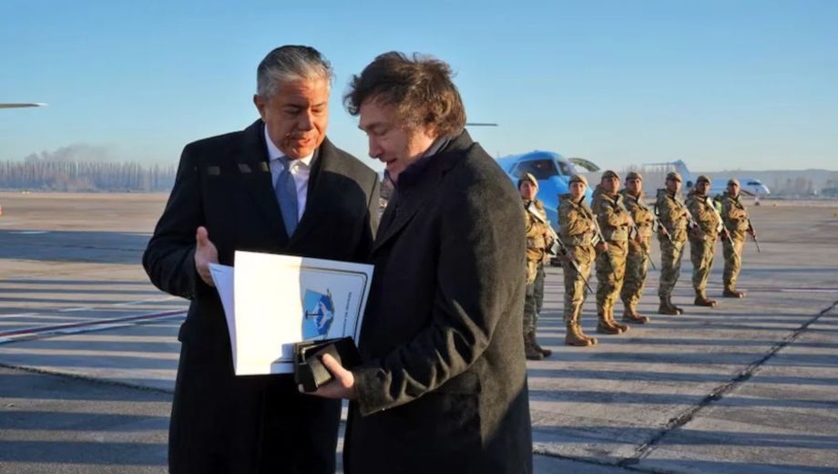 Rolando Figueroa junto a Javier Milei en el aeropuerto de Neuquén (Foto: archivo)