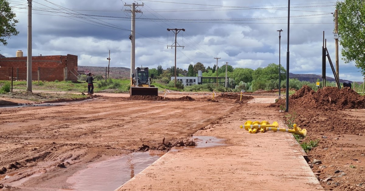 Se lleva a cabo la limpieza de calles en Añelo tras la intensa tormenta