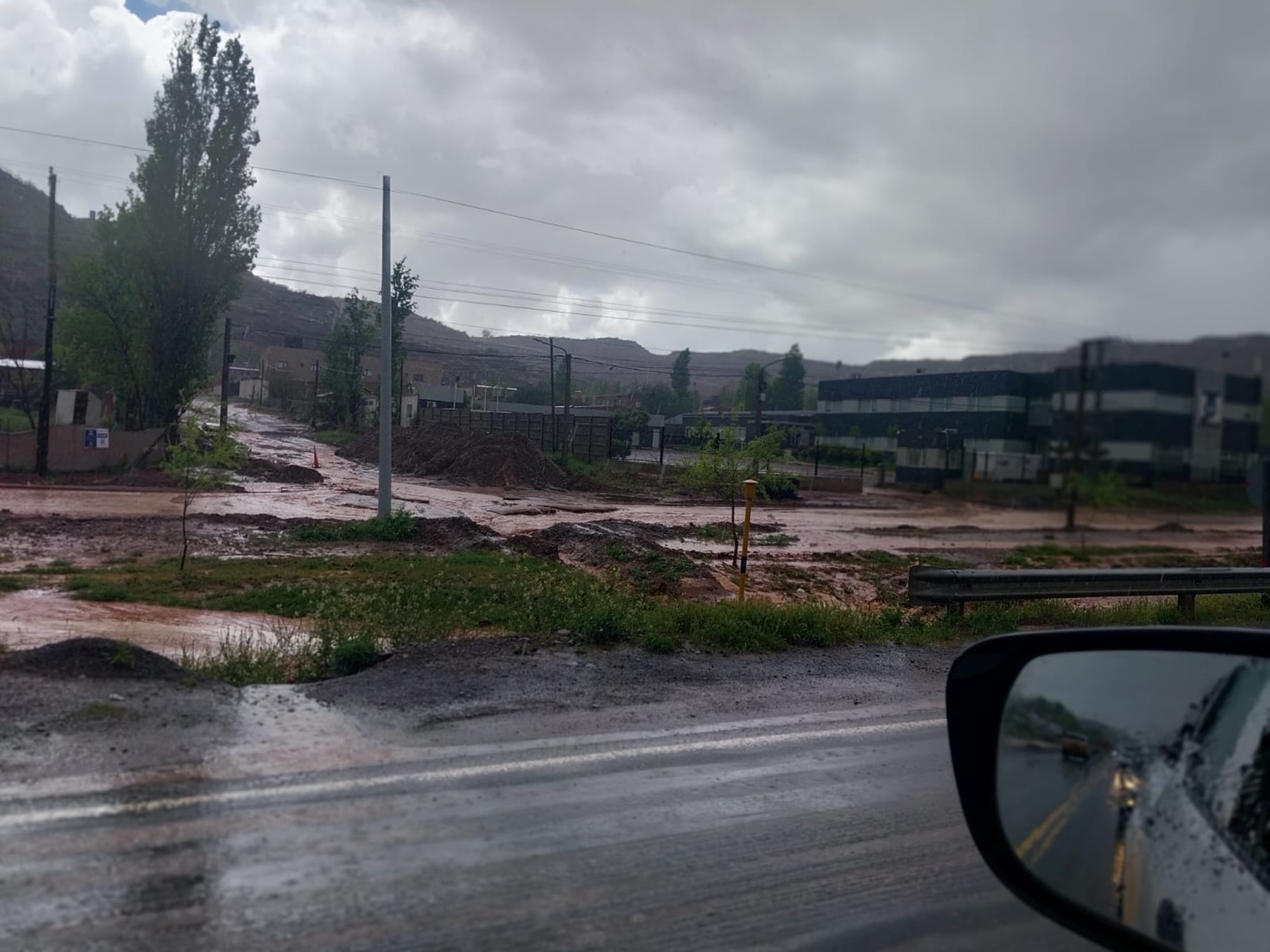 Intensa tormenta provoca inundaciones en Añelo y dificulta circulación