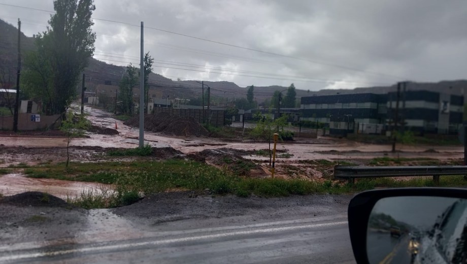 El caudal de agua caída provocó el anegamiento de las calles (Foto: Gentileza)