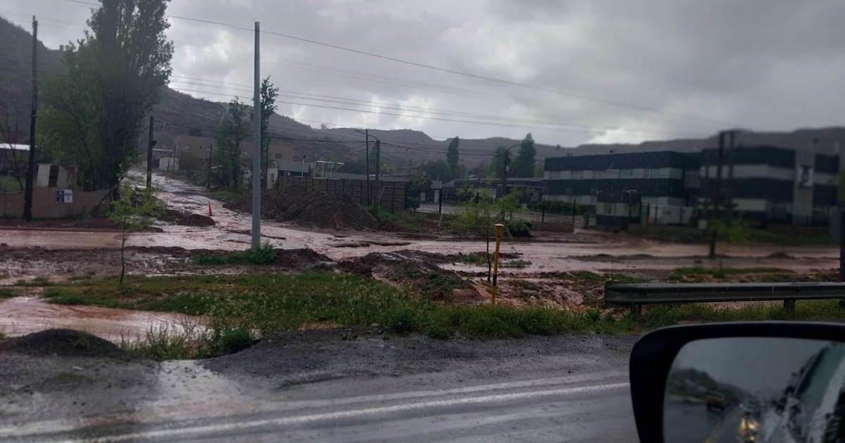Intensa tormenta provoca inundaciones en Añelo y dificulta circulación