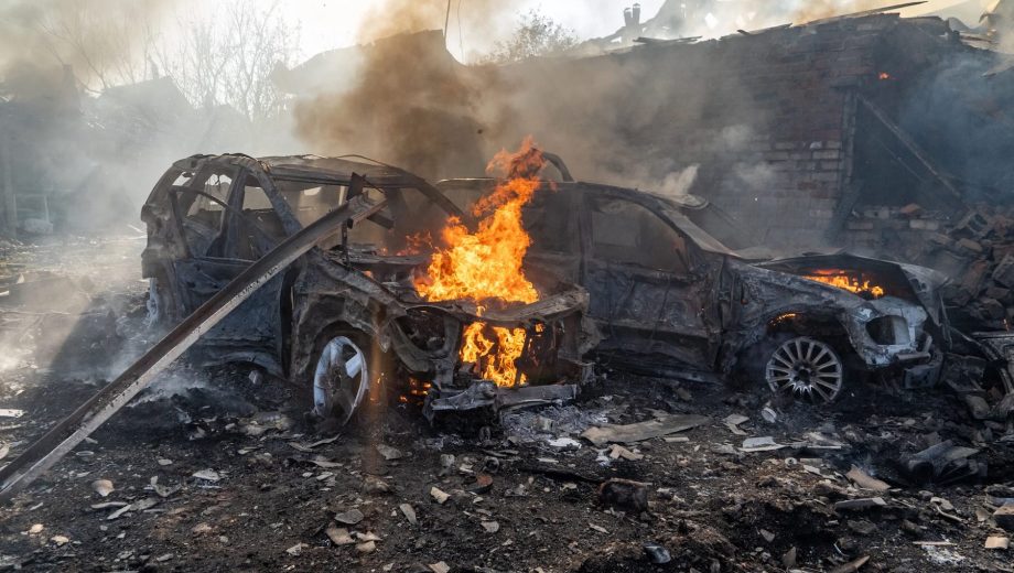 Autos en llamas tras un ataque ruso contra un barrio residencial de Járkov, Ucrania, el domingo 11 de octubre de 2026. (Foto: AP)