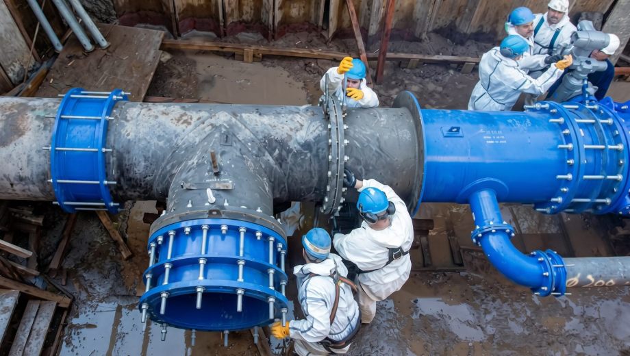 Operarios trabajan en la renovación de una cañería de agua. El plan 2027-2031 que deberá cumplir el nuevo operador de AySA destina cerca del 40% de la inversión a mantenimiento. (Foto: gentileza)