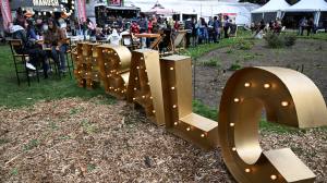 «Cada año es mejor»: residentes y turistas recorren la Feria de Bariloche a la Carta