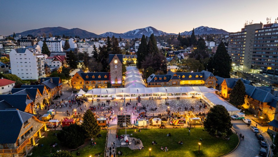 La feria gastronómica ocupa el Centro Cívico de Bariloche con puestos de productores, espacios de degustación y propuestas para toda la familia. 