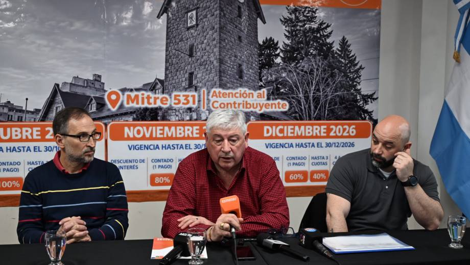 El intendente Walter Cortés junto al titular de Hacienda, Gonzalo Lerra (der) y el asesor Agustín Domingo (izq). Archivo/Chino Leiva
