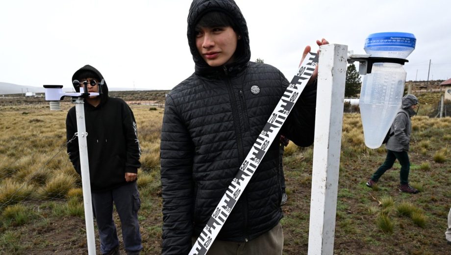 Alumnos del CER Pilca Viejo colaboraron en la instalación de la estación meteorológica del DPA. Foto: Chino Leiva