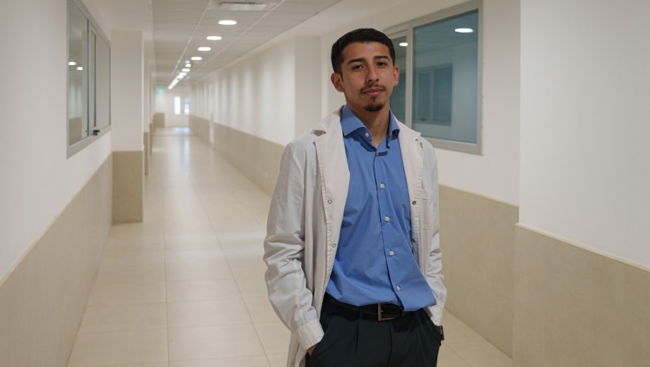 Lucas Márquez comparó los artículos con evidencia científica con las situaciones que vivencia en sus rotaciones en el hospital público de Bariloche. Foto: Marcelo Martínez