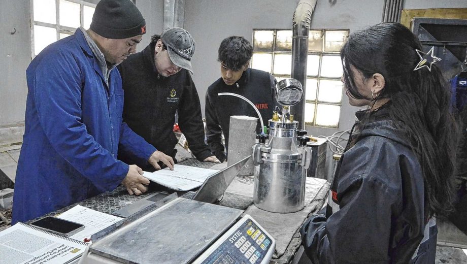 Estudiantes de la escuela técnica de gestión social Nehuel Peuman de Bariloche realizan prácticas profesionalizantes en una hormigonera. Foto: Chino Leiva