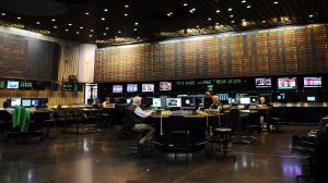 Riesgo país hoy: llegó a 710 puntos y cerró en 672, así se movieron los bonos, las acciones y el dólar
