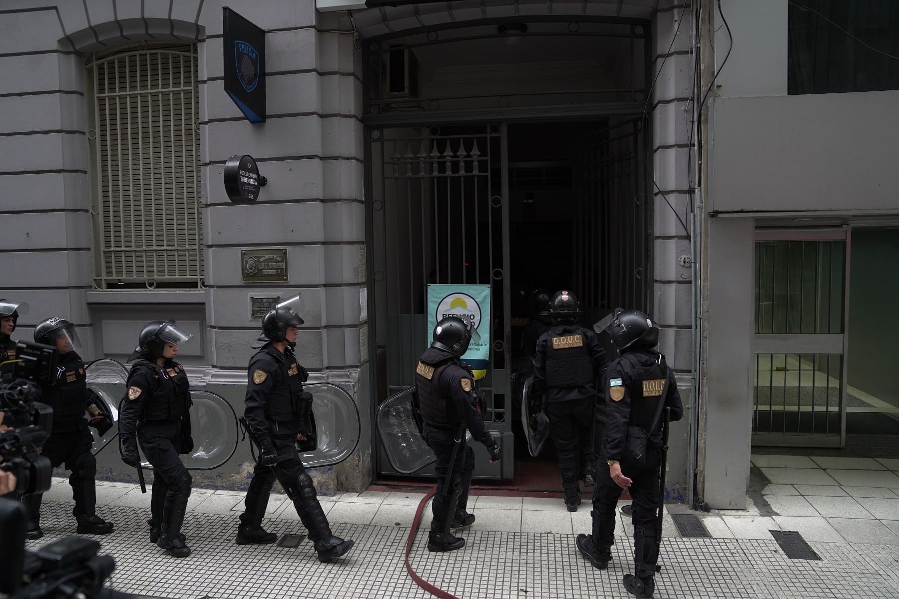 Tensión en Ciudad de Buenos Aires: en un enfrentamiento, presos tomaron de rehén a un policía
