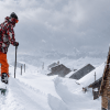 Imagen de Las aventuras del "Yeti de Copahue" en la villa termal tapada por la nieve: así es vivir bajo cero en la Patagonia
