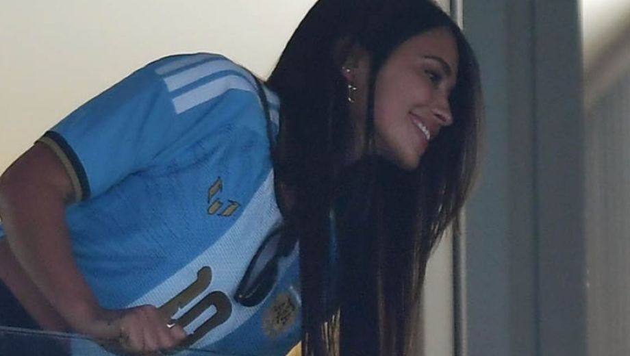 El look de Antonela Roccuzzo en la despedida de Lionel Messi.-