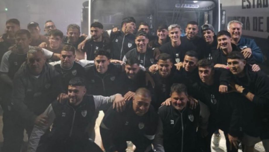La delegación Albinegra arribó al mediodía y a la tarde cumplió con una practíca en el predio del Aldosivi. (Club Cipolletti)