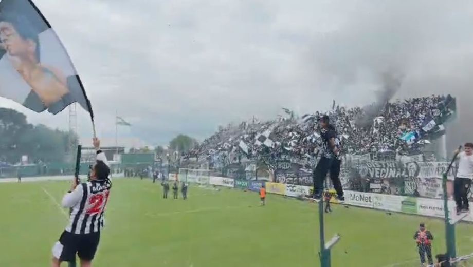 El Albinegro copó la cabecera, pero también el sector del lateral. 