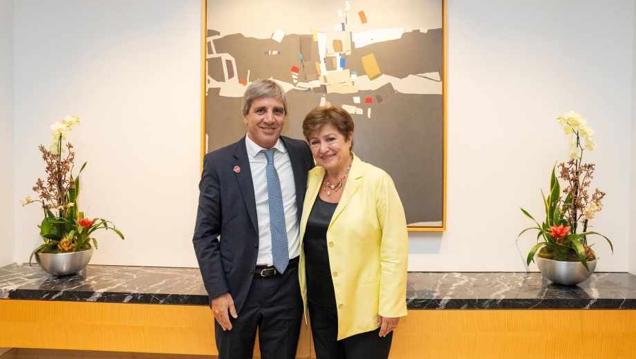 Luis Caputo junto a Kristalina Georgieva. Foto: Clarín Fotografía 