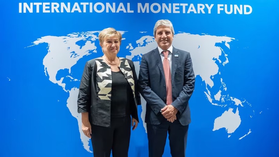 El ministro de Economía, Luis Caputo, junto a la directora gerente del FMI, Kristalina Georgieva. (Foto: gentileza)