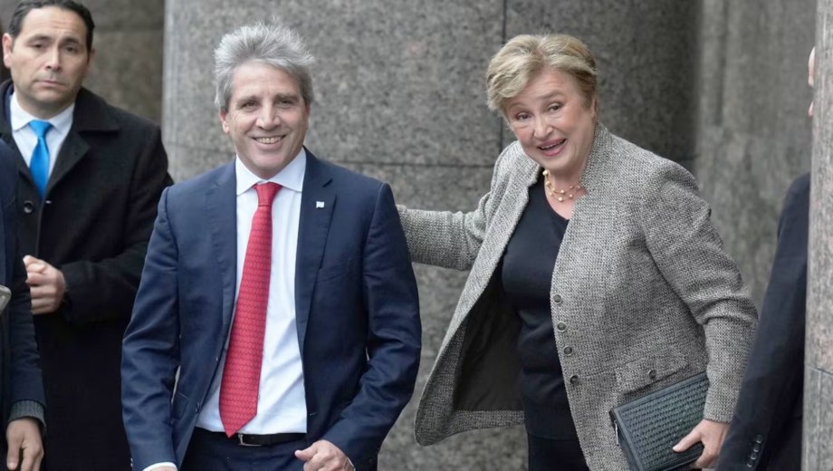 Las opciones del Gobierno para conseguir dólares y pagar la deuda en 2027.