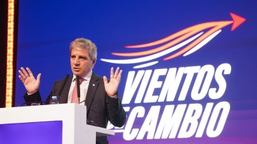 La debilidad de la actividad económica y el bache fiscal acorralan a Luis Caputo