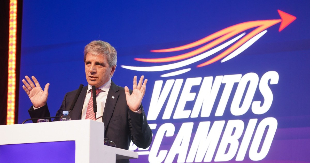 La actividad económica y el bache fiscal complican la gestión de Luis Caputo