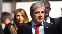 Imagen de Se apunó: Caputo sufrió un cuadro de mal de altura durante la visita de Milei a una mina de litio