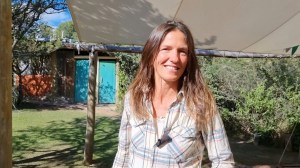 “Esta es otra vida”: arrancaron con una casa de barro en un paraíso de Córdoba y hoy tienen un eco-glamping