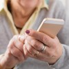 Imagen de El asistente que acompaña a los adultos mayores por WhatsApp