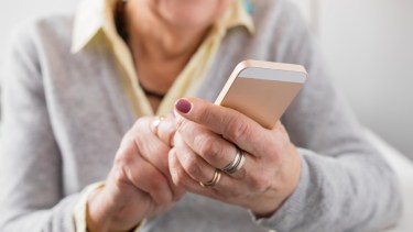 El asistente que acompaña a los adultos mayores por WhatsApp